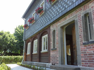 Detail Blockbohlenwand Schieferfassade